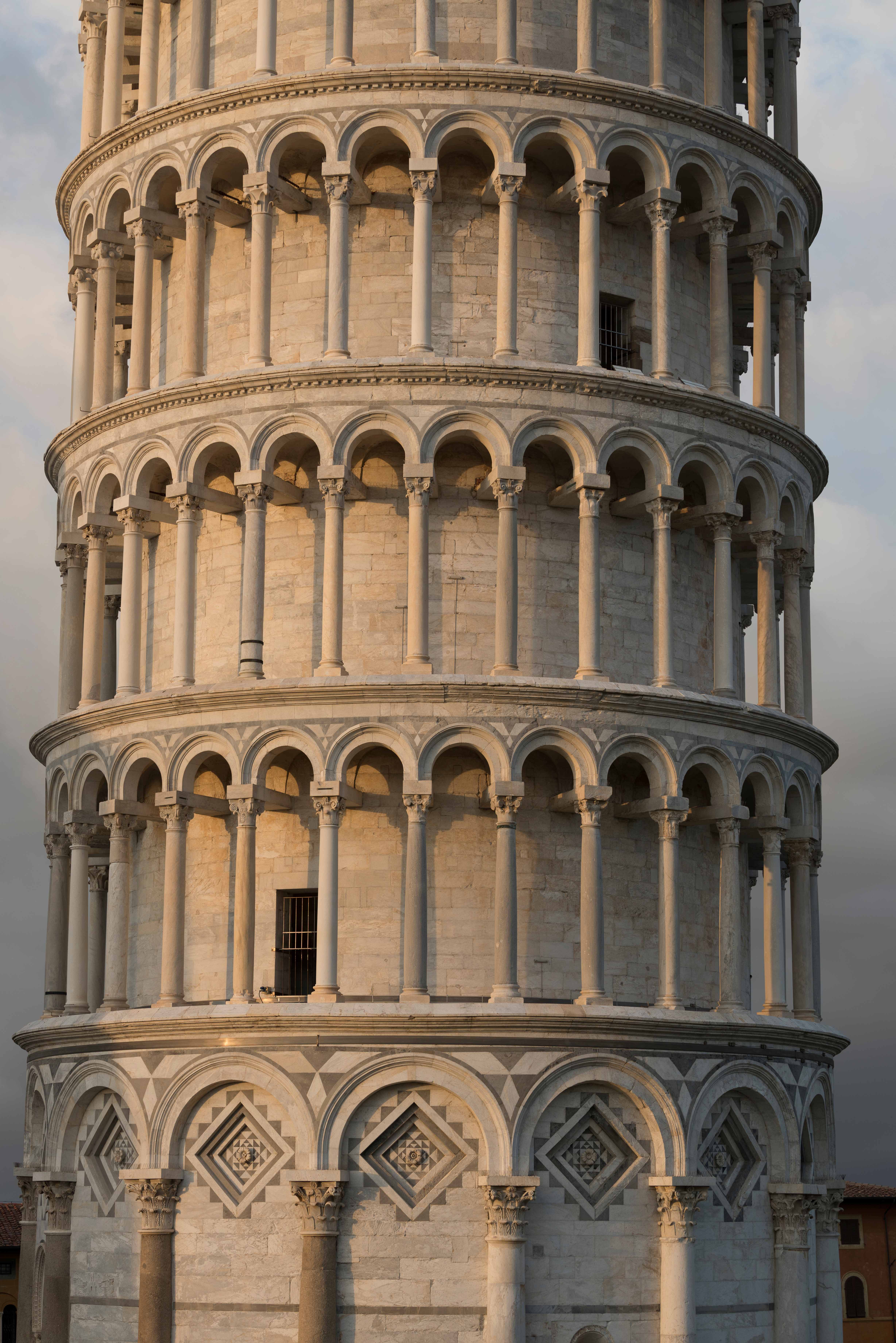 Пизанская башня снаружи: визуальная симметрия и лёгкость