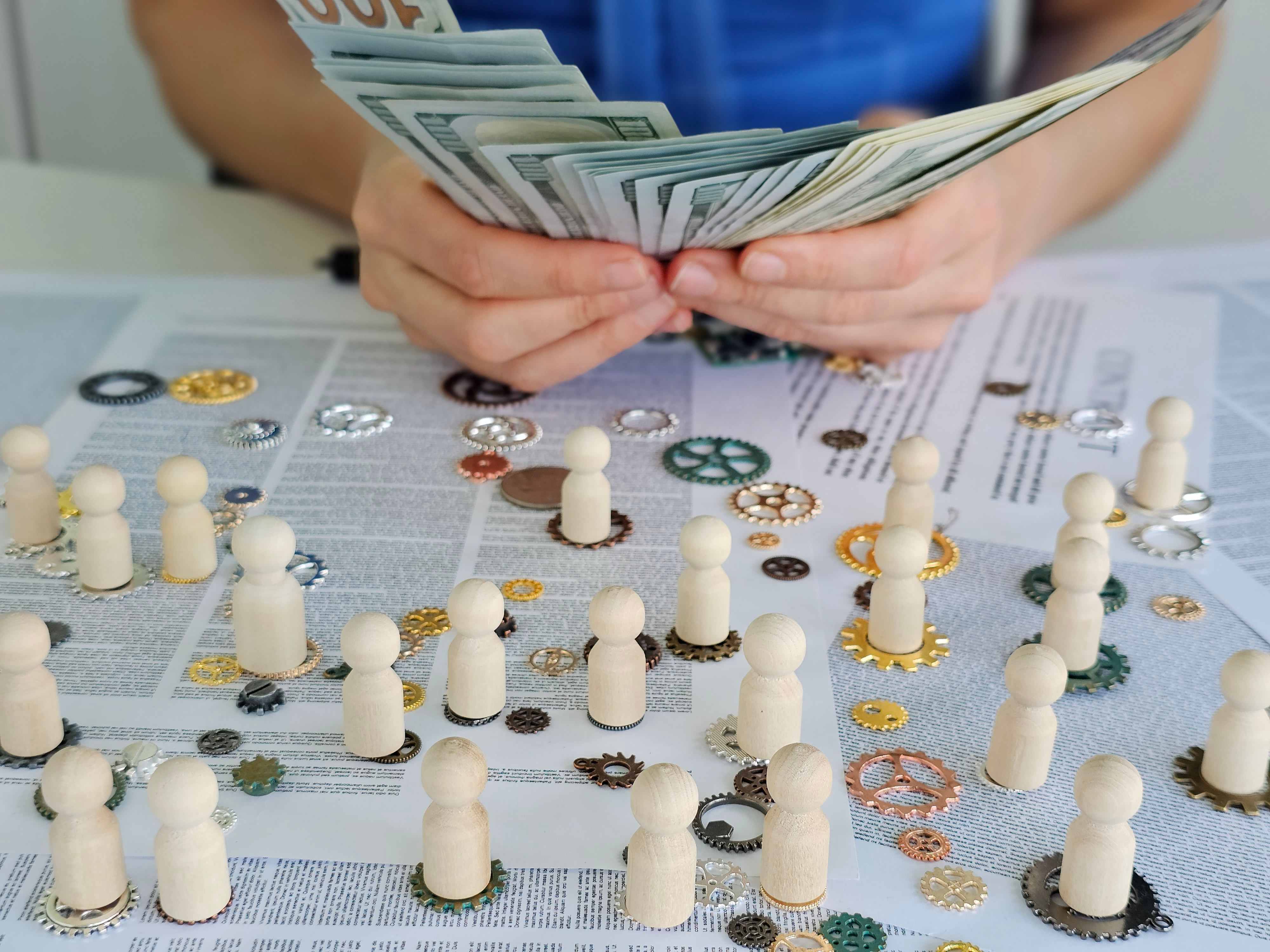 Сравнение зарплат специалистов по кадрам в разных регионах